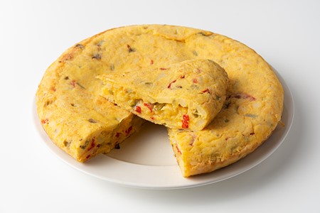 Tortilla de patata artesanal con pimiento verde y rojo