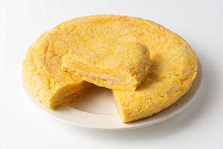 Tortilla de patata artesanal rellena de jamón york y queso