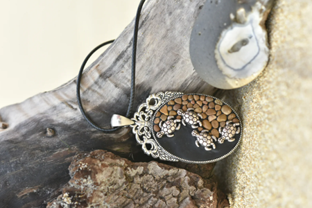 Colgante de plata negro con tortugas